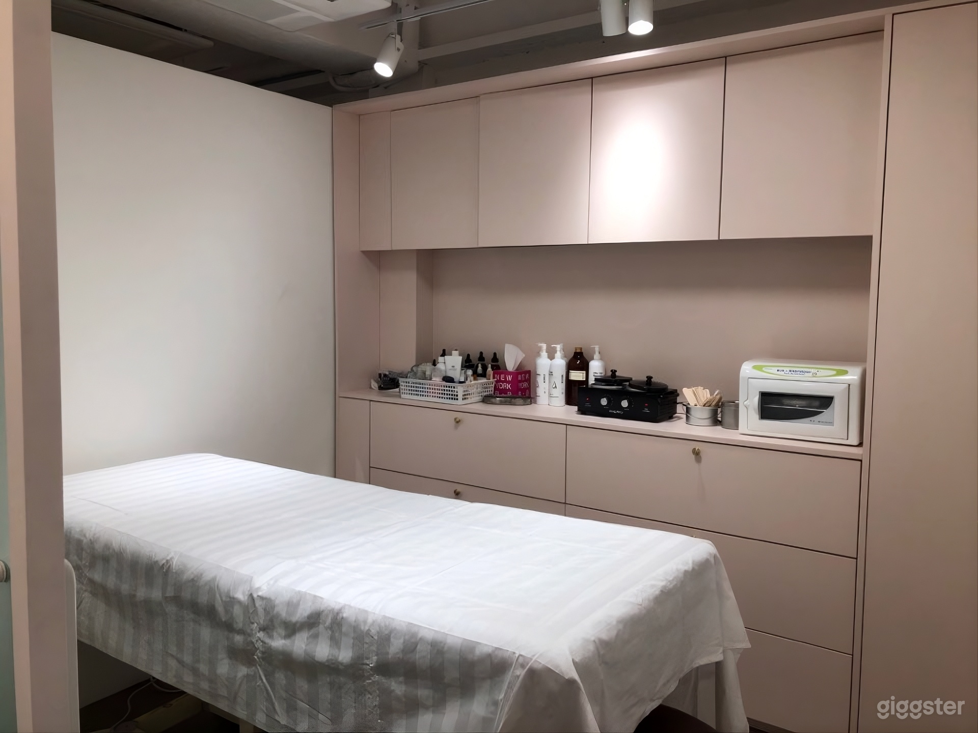 깔끔한 핑크, 화이트톤의 모던 뷰티살롱 Photo 3
