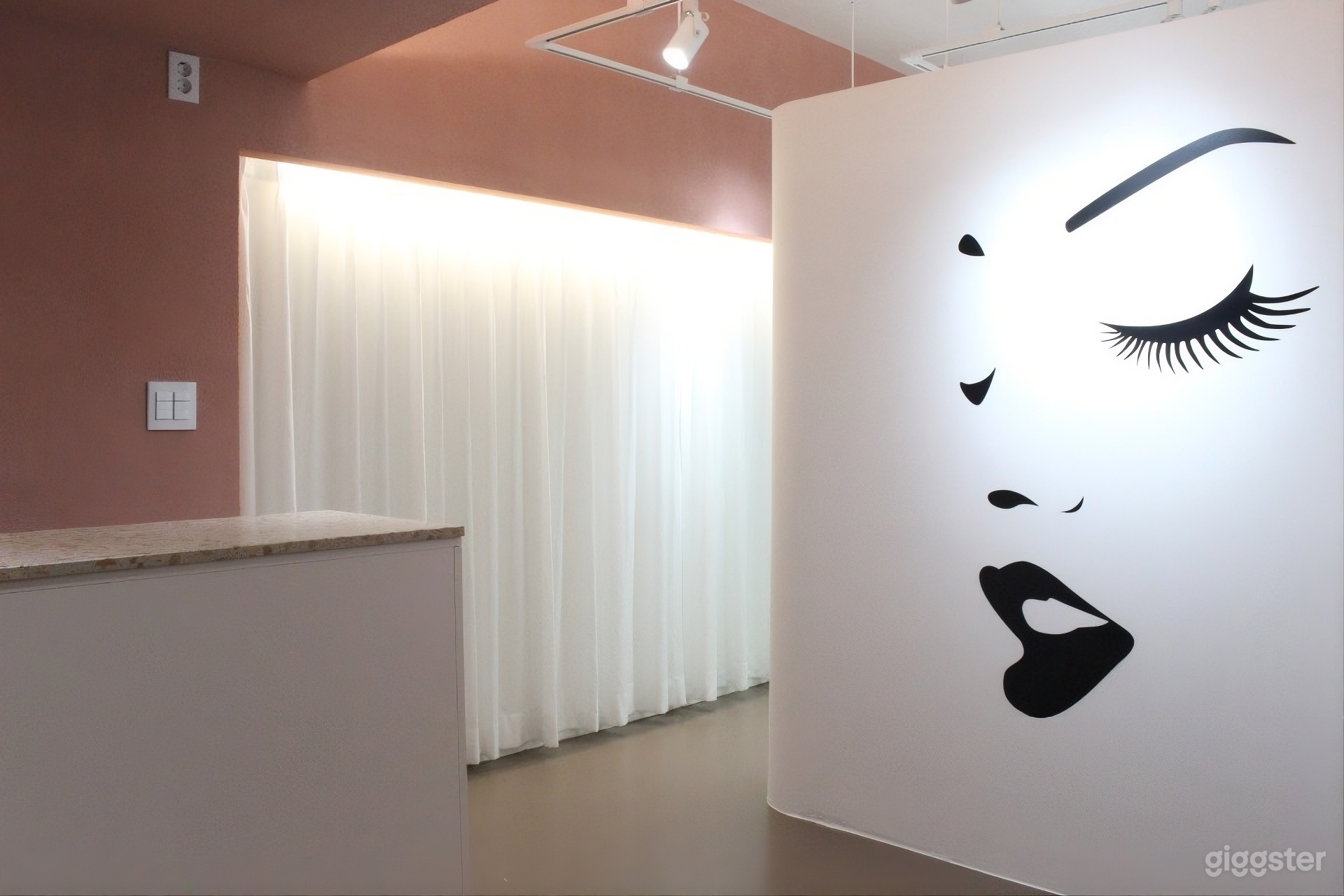 깔끔한 핑크, 화이트톤의 모던 뷰티살롱 Photo 1
