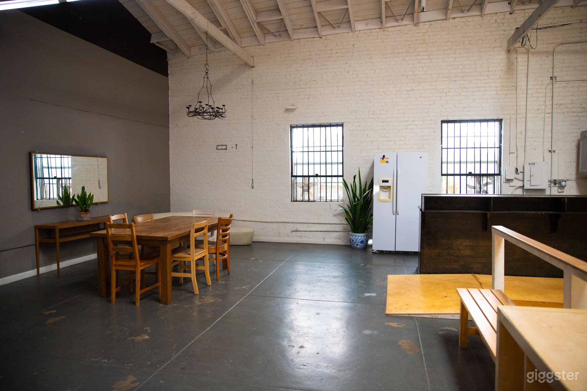 Industrial Studio with Kitchenette and Lounge Area Photo 4