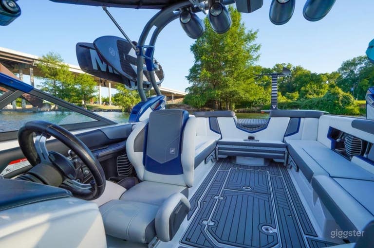  G 25 Boat with Tower Speakers 