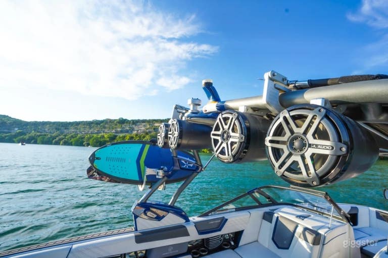  G 25 Boat with Tower Speakers 