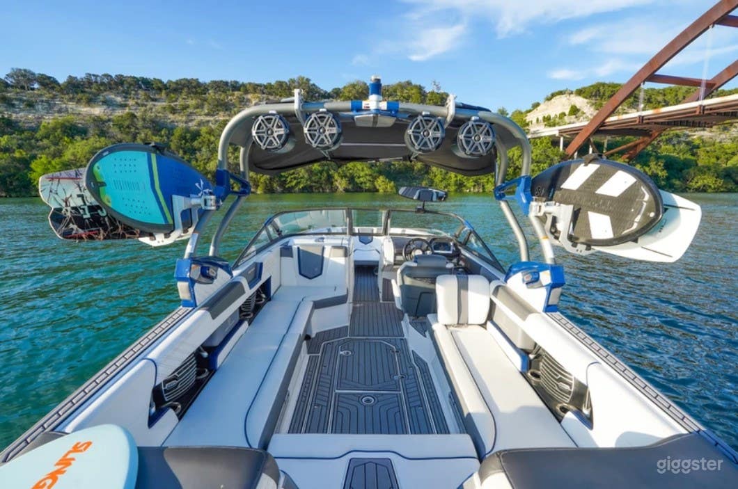 G 25 Boat with Tower Speakers Photo 1