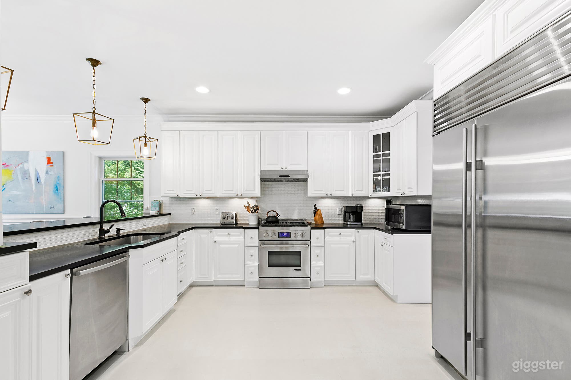 Classic and Cheery Hamptons Beach House Photo 2