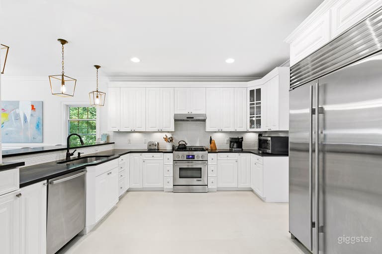  Classic and Cheery Hamptons Beach House 