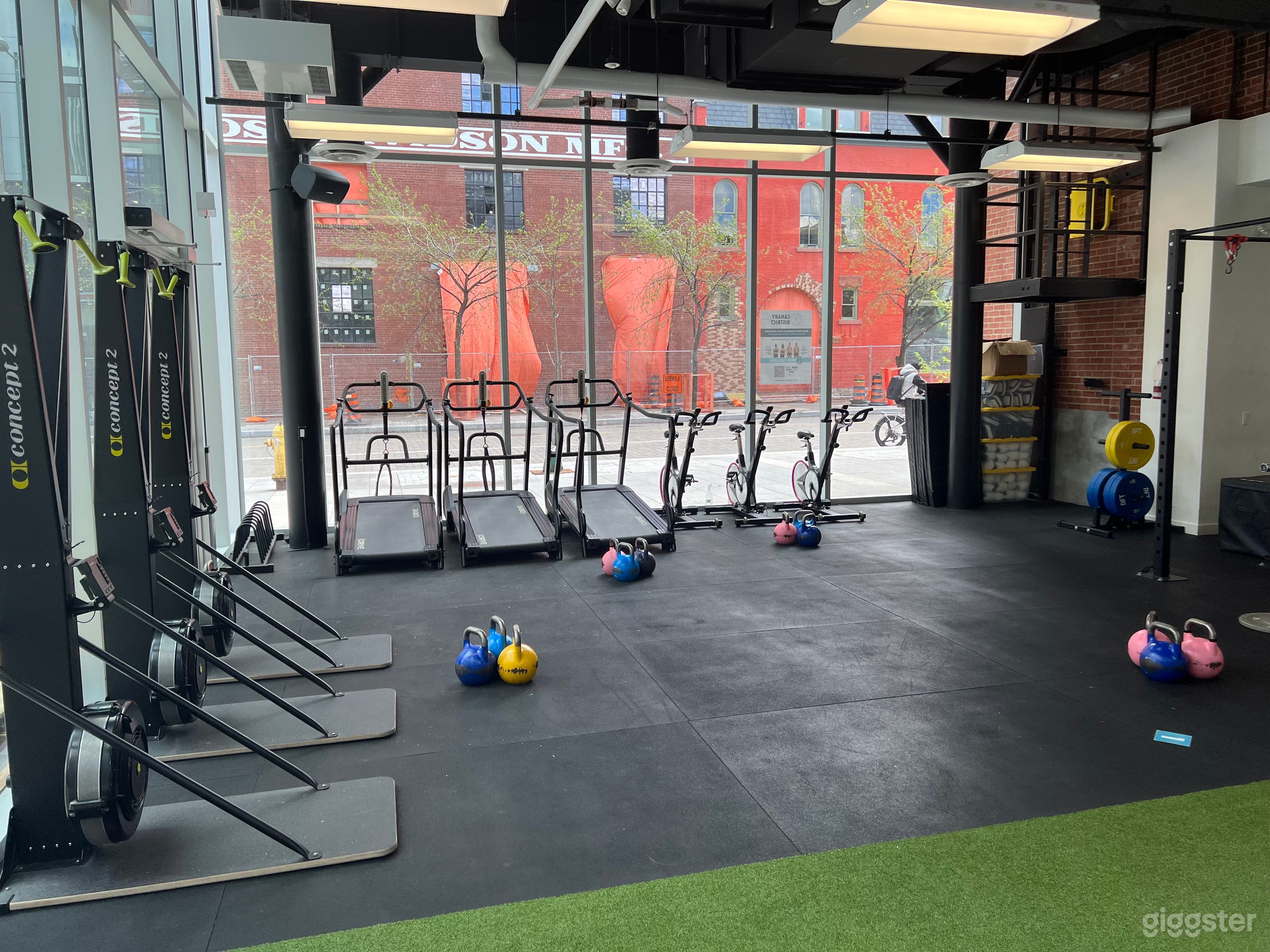 BIG, bright &amp; fully equipped fitness studio Photo 2