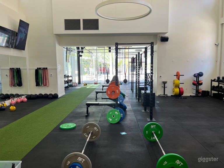  BIG, bright & fully equipped fitness studio 