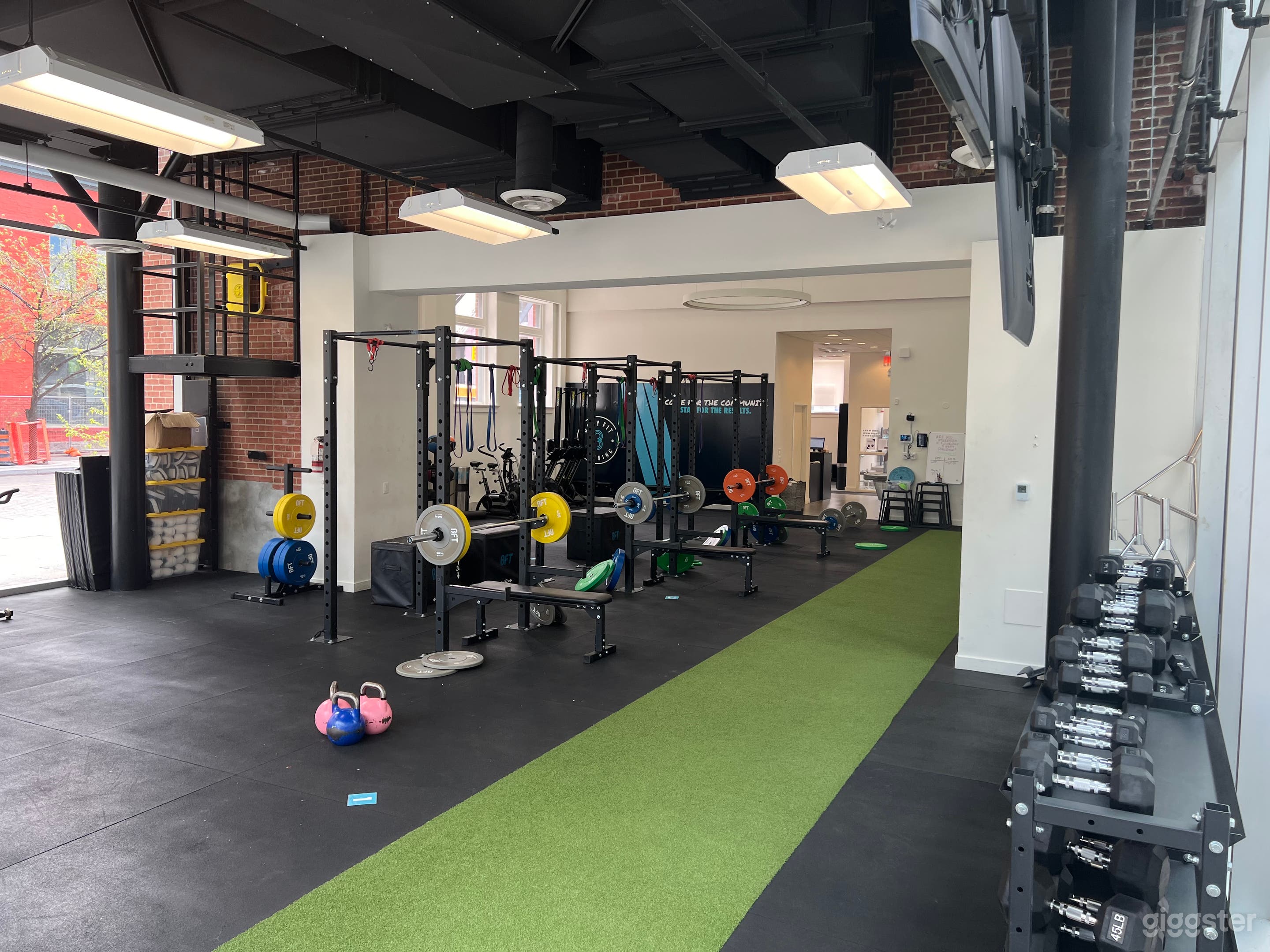 BIG, bright &amp; fully equipped fitness studio Photo 3