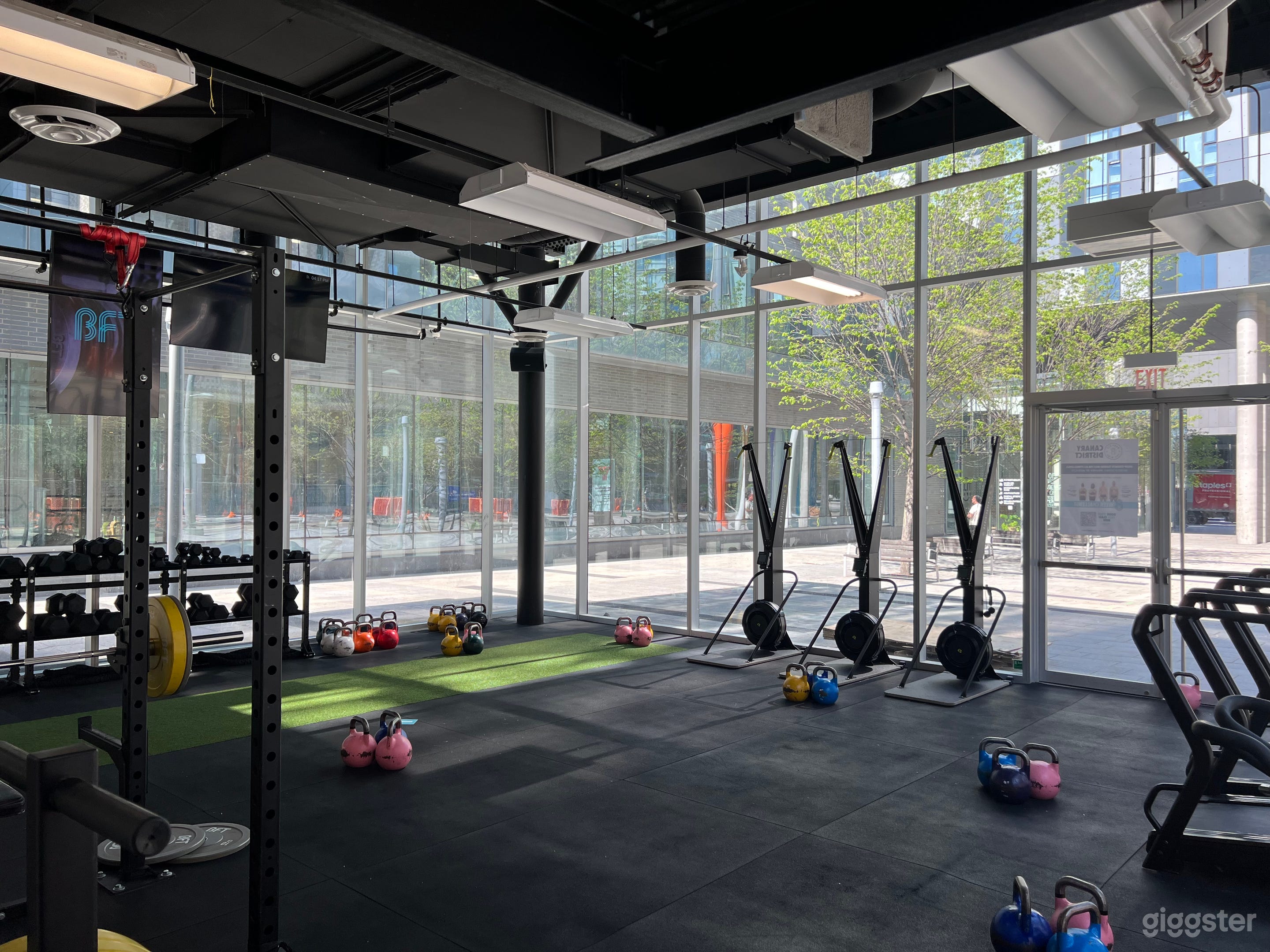 BIG, bright &amp; fully equipped fitness studio Photo 4