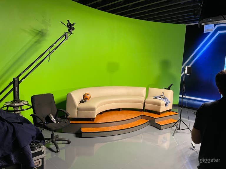  Estudios de transmisión de TV en vivo, set virtual y más 