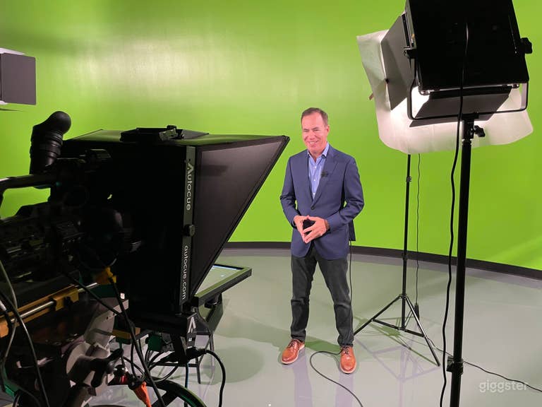  Estudios de transmisión de TV en vivo, set virtual y más 