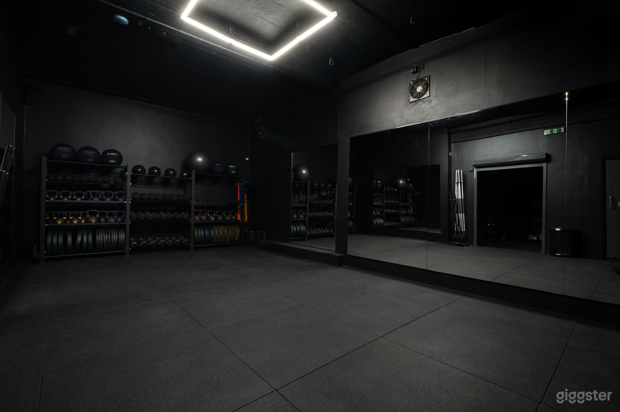 Class Studio Fitness Bootcamp HIIT Weightlifting Photo 1