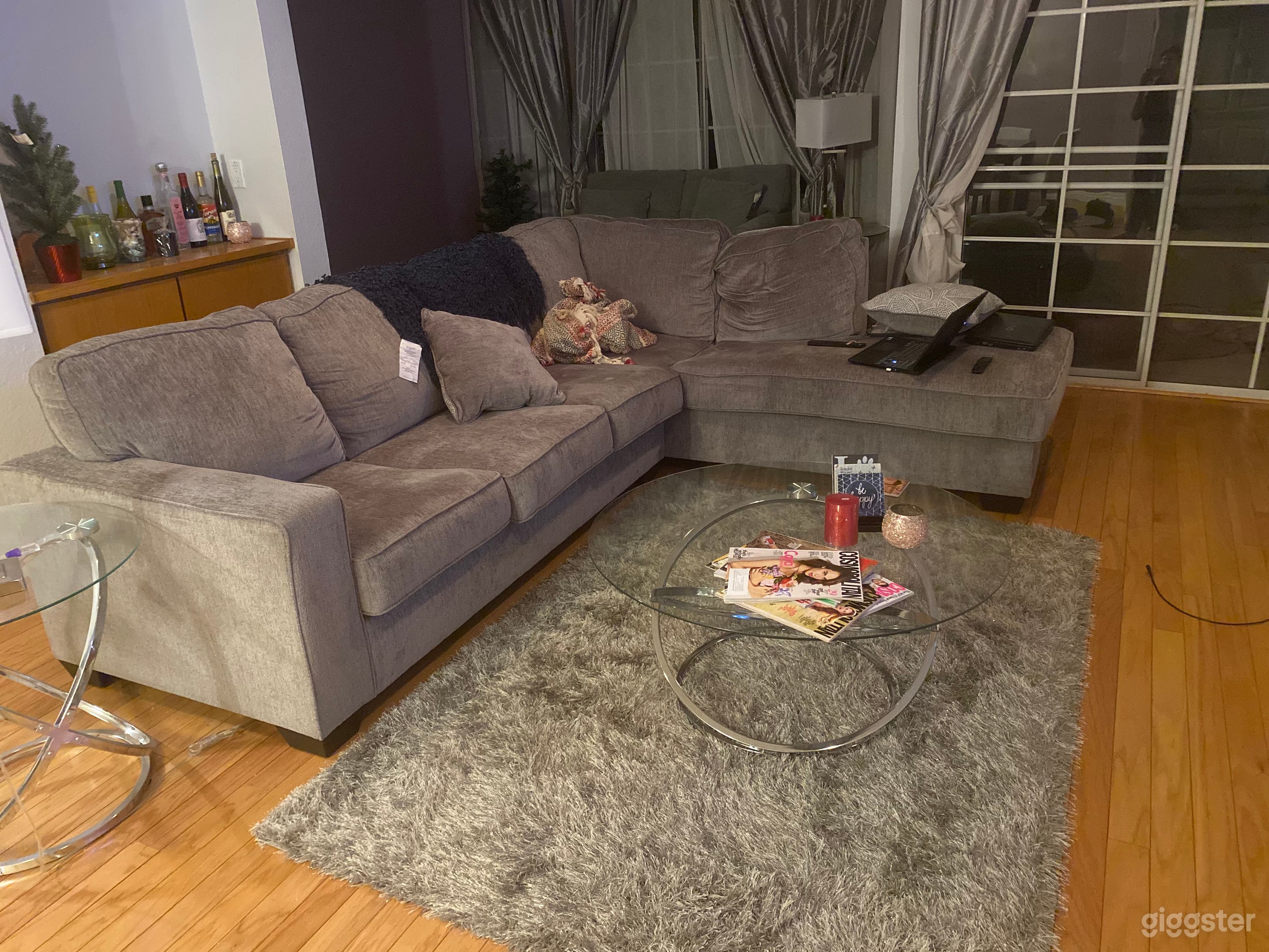 Luxurious Condo With Glam Decor Photo 4