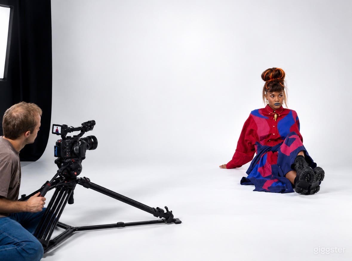 Professional Cyclorama Photo & Video Studio with Green Room Photo 1