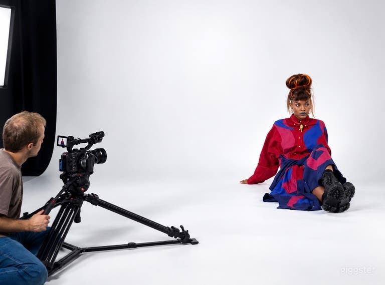  Professional Cyclorama Photo & Video Studio with Green Room 