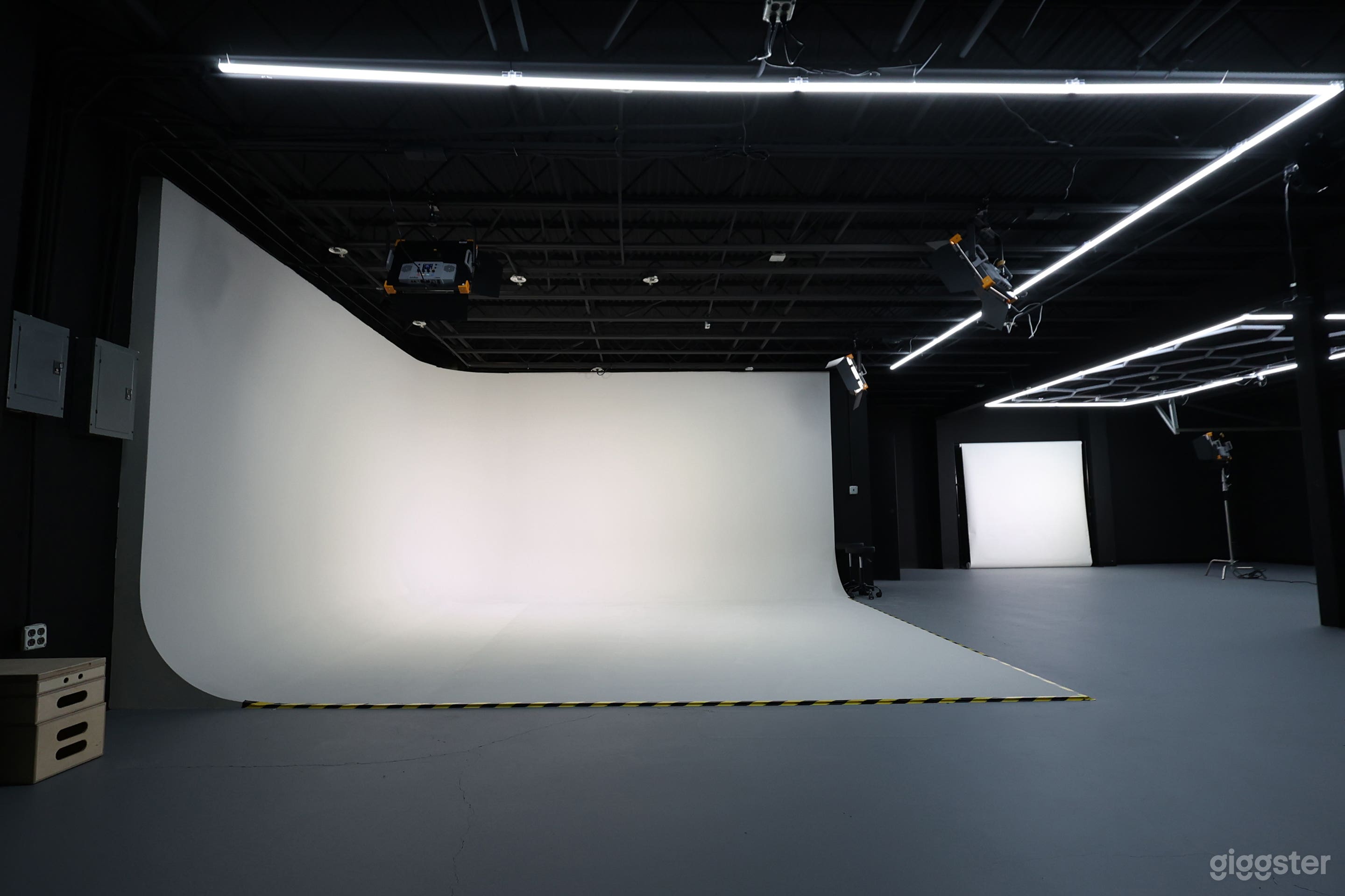 Professional Cyclorama Photo & Video Studio with Green Room Photo 2