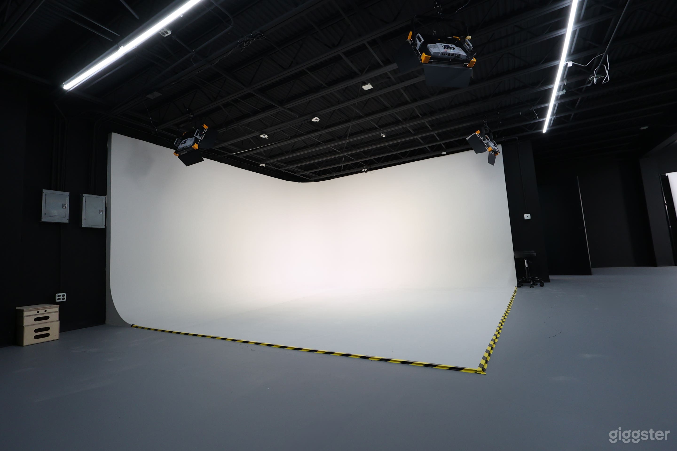 Professional Cyclorama Photo & Video Studio with Green Room Photo 3
