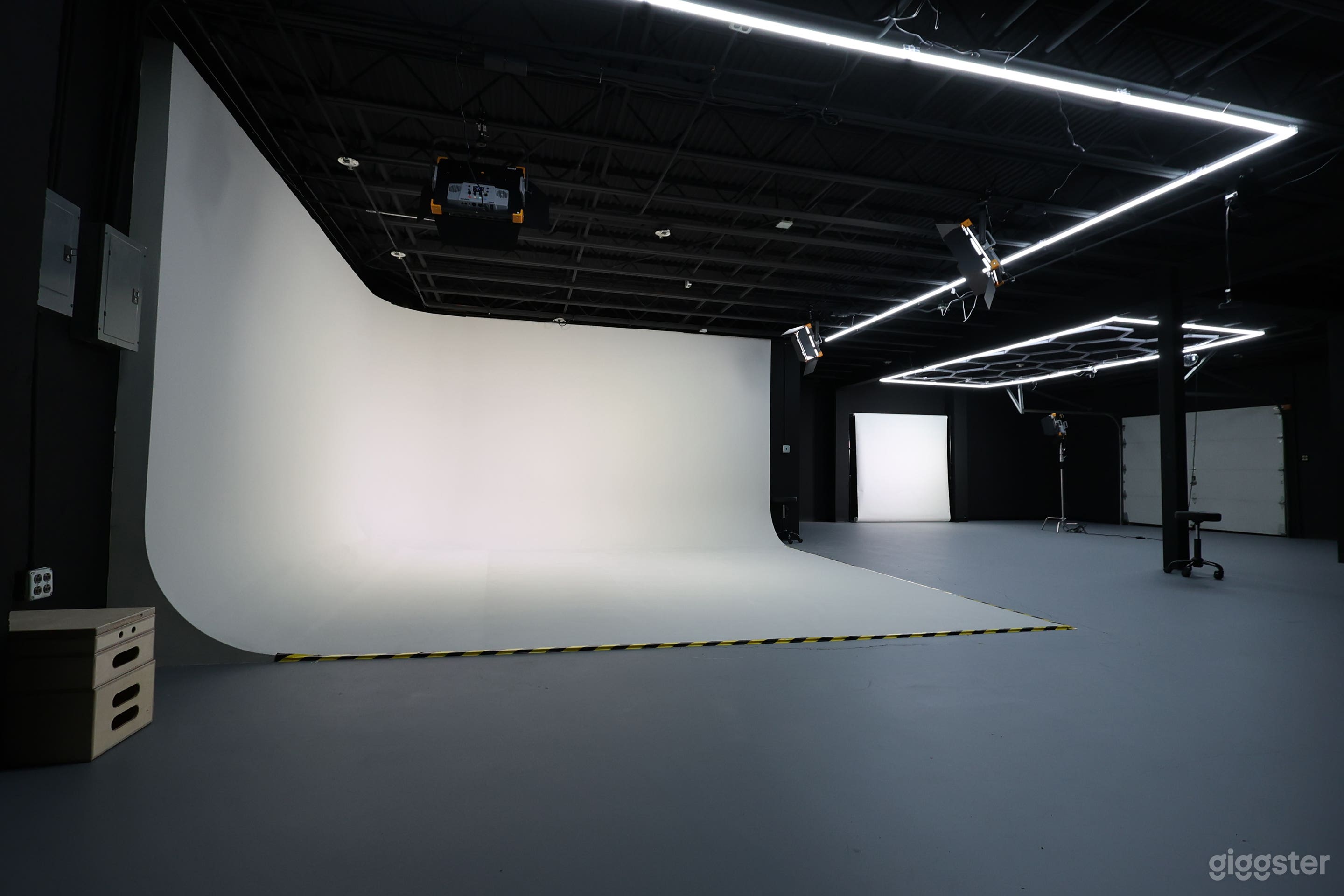 Professional Cyclorama Photo & Video Studio with Green Room Photo 4