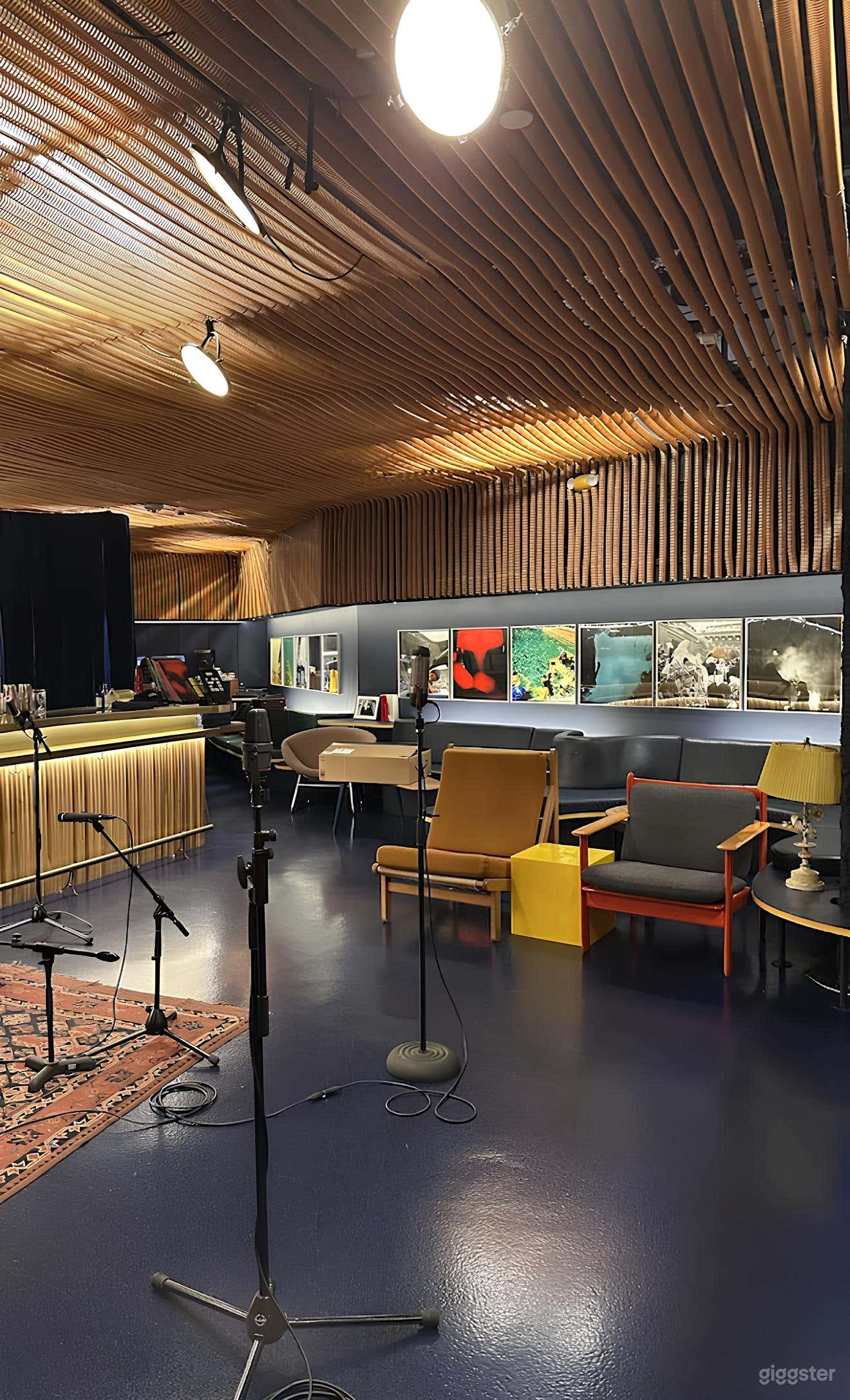 Mid-century cocktail lounge Photo 4