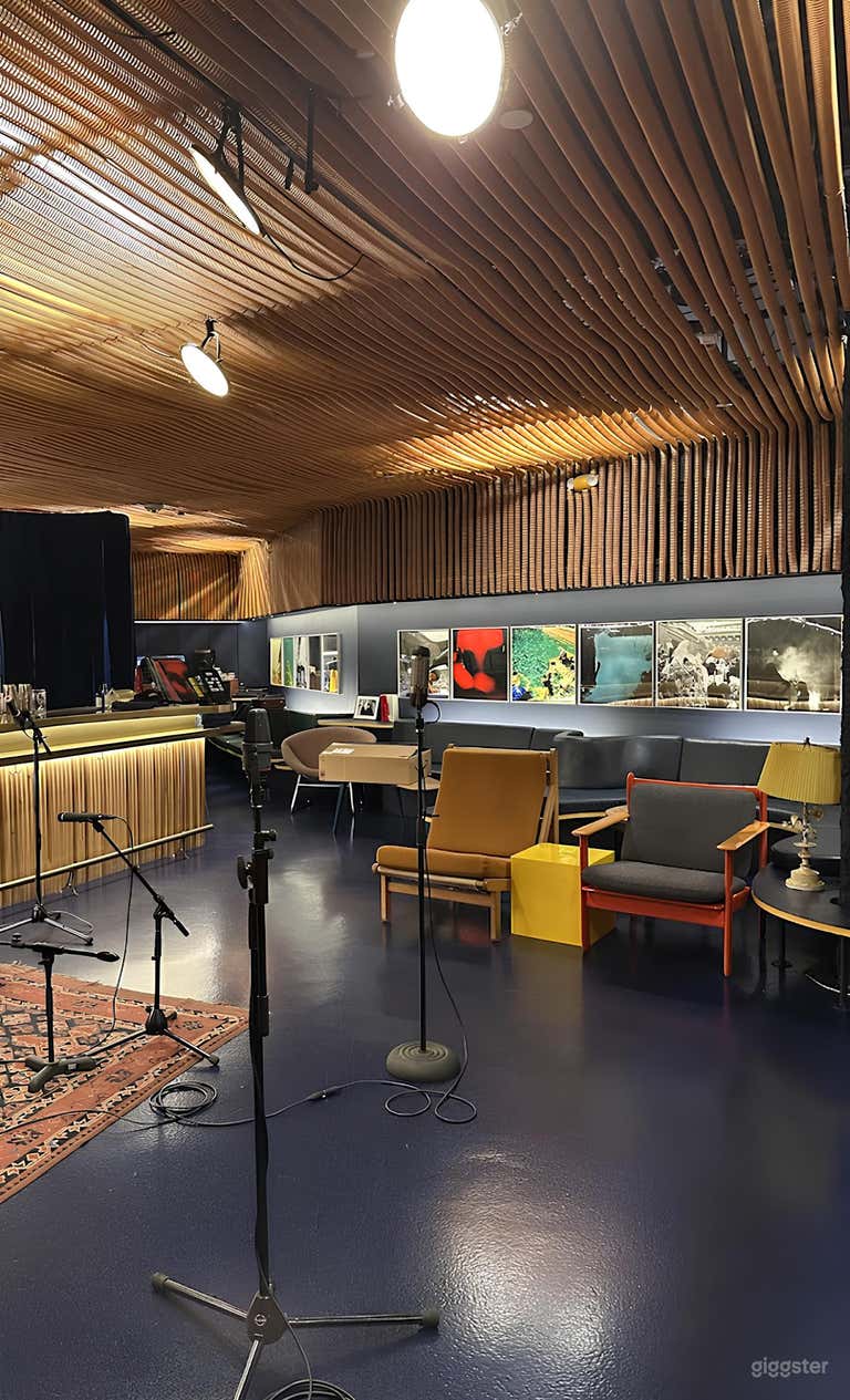  Mid-century cocktail lounge 