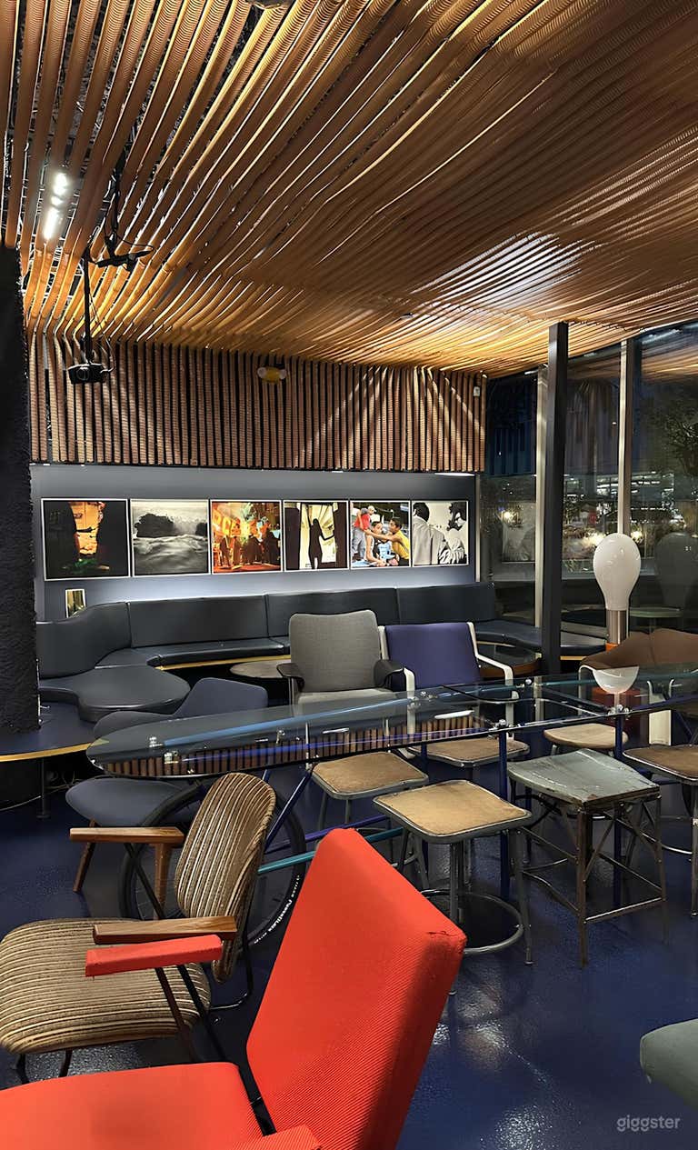  Mid-century cocktail lounge 