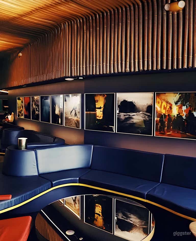 Mid-century cocktail lounge 