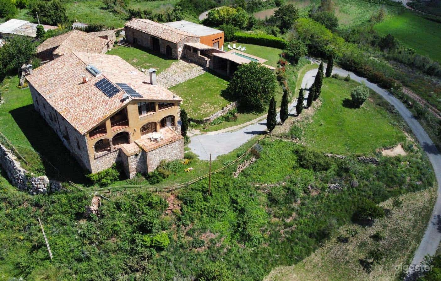 Masía catalana rústica del siglo XVI con arquitectura de piedra Foto 2