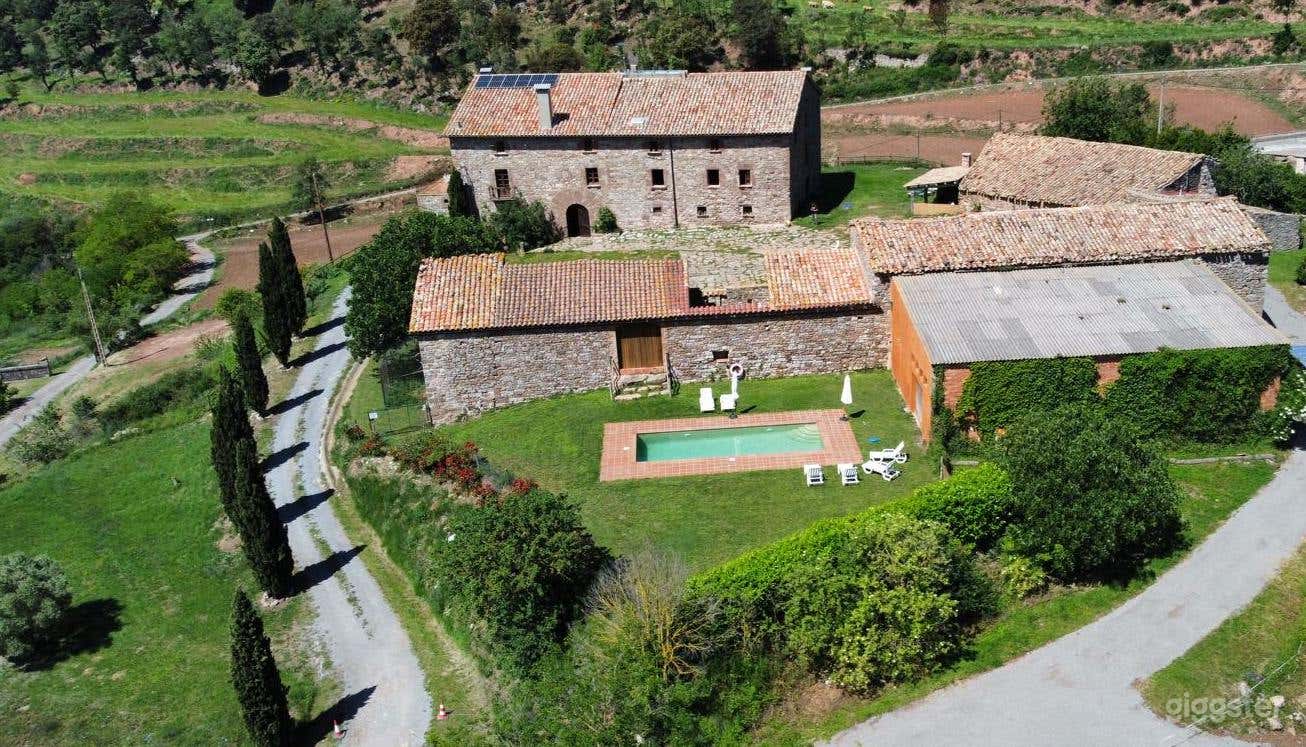 Masía catalana rústica del siglo XVI con arquitectura de piedra Foto 1