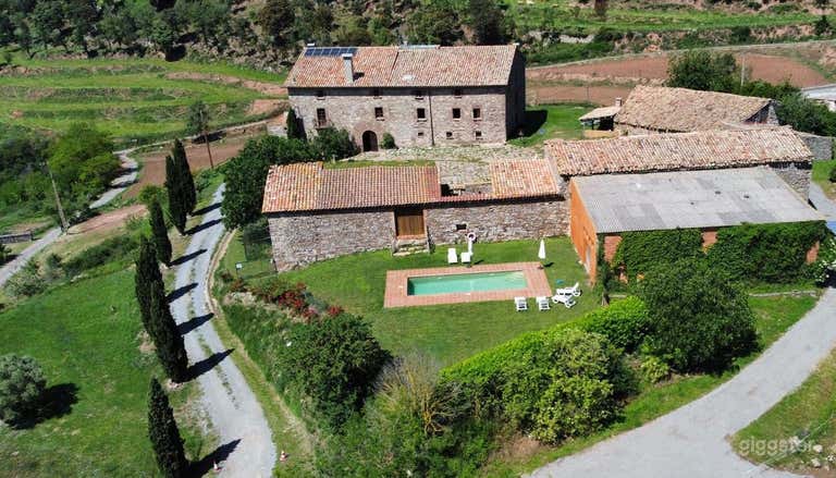  Masía catalana rústica del siglo XVI con arquitectura de piedra 