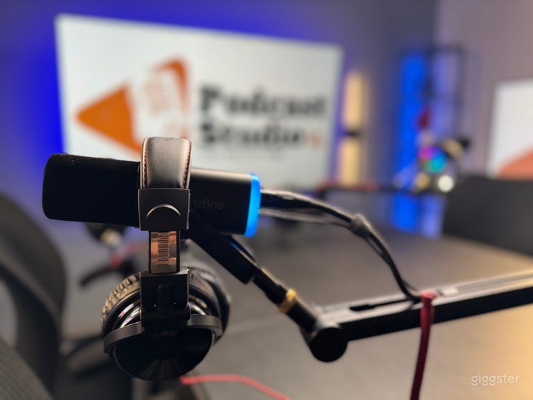  Podcast Studio 