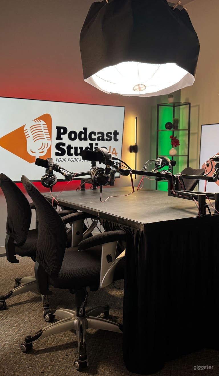 Podcast Studio 