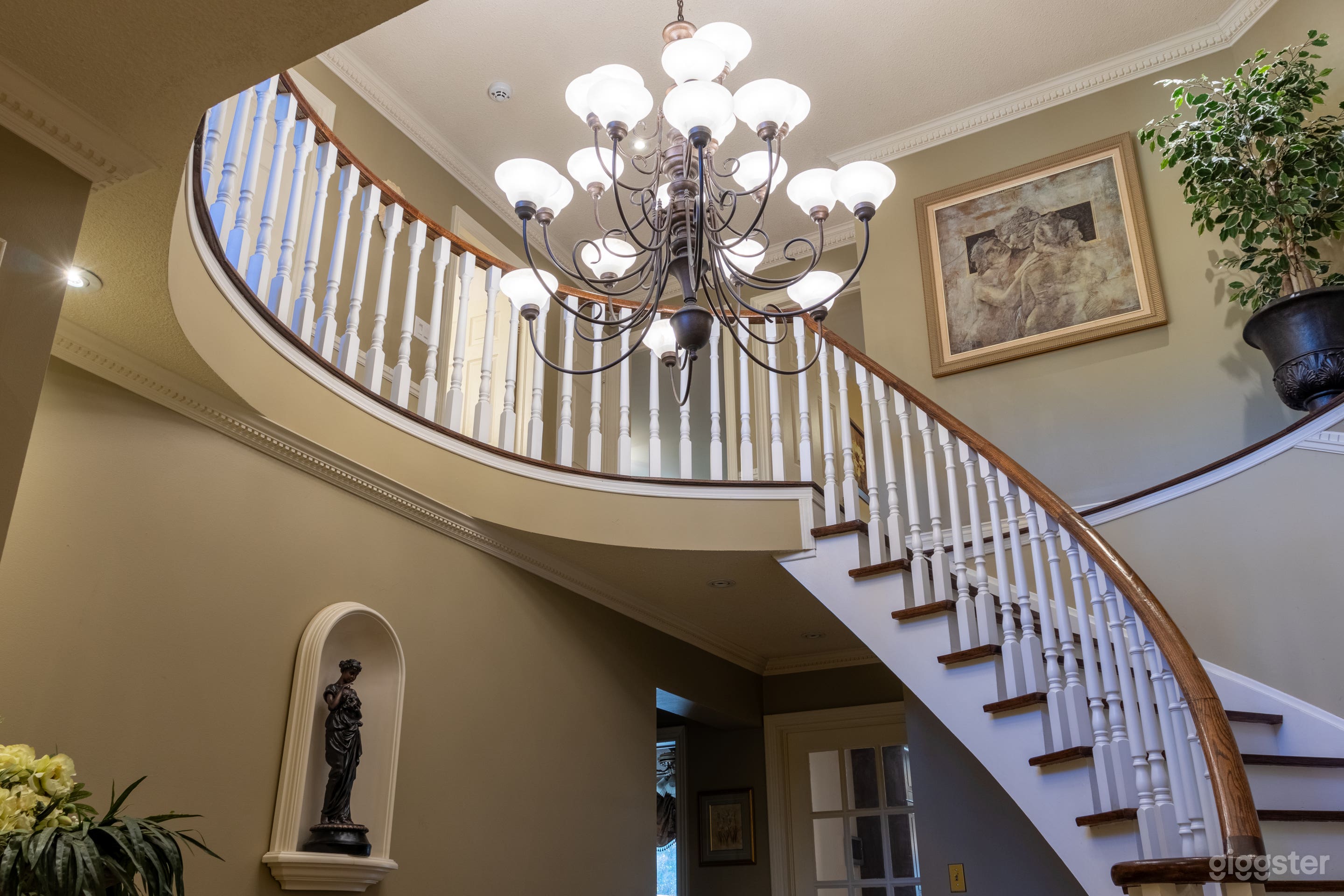 Film &amp; Production Location – Spacious Family Home with Bar Photo 3