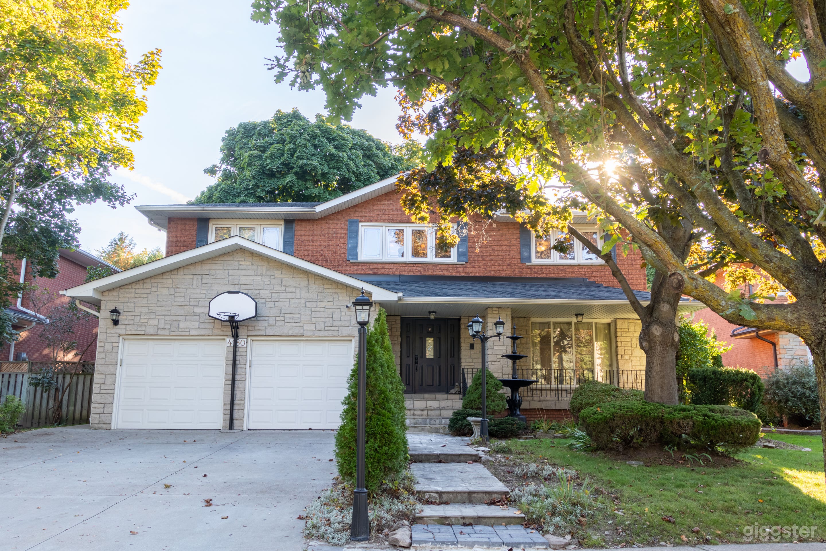 Film &amp; Production Location – Spacious Family Home with Bar Photo 2