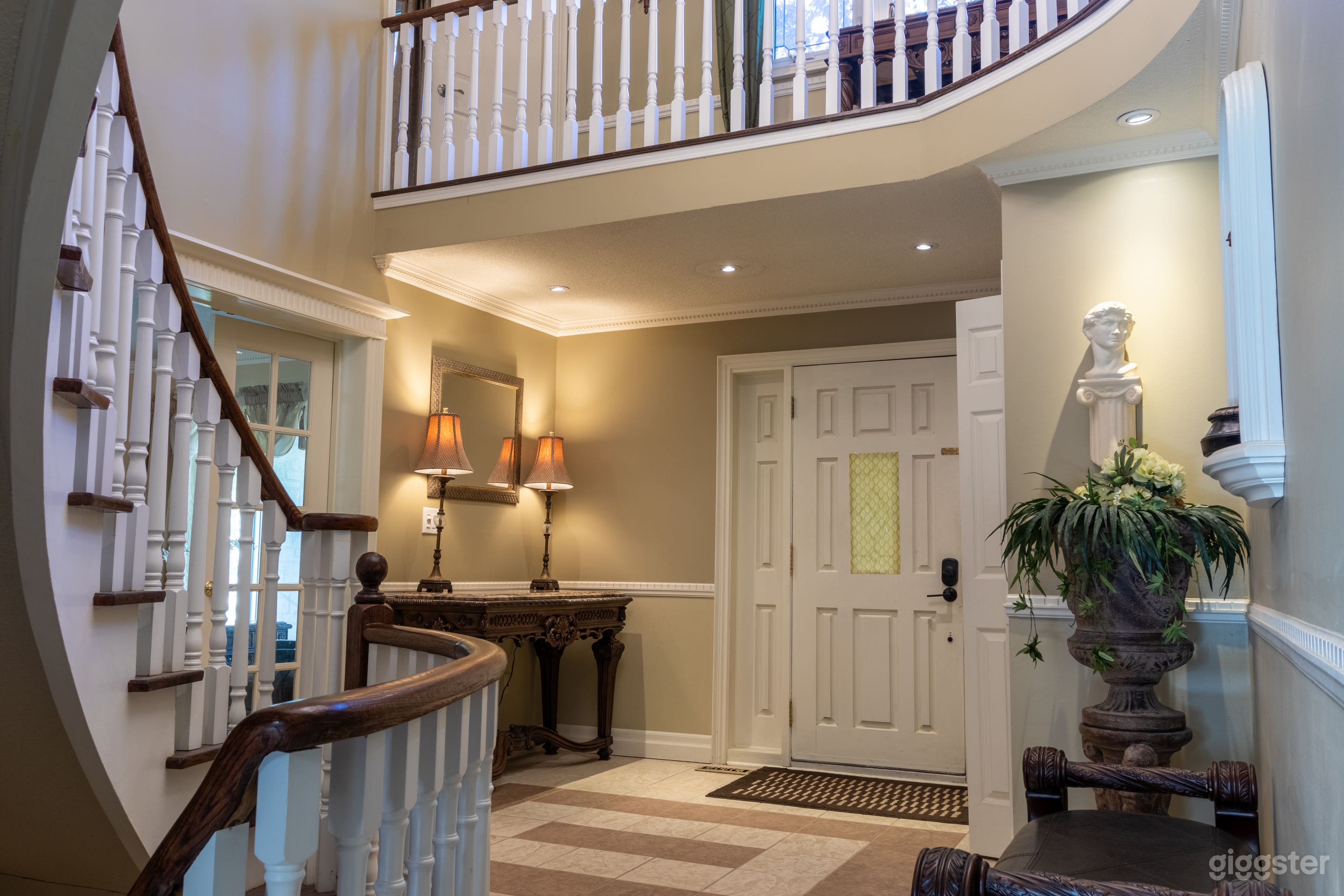 Film &amp; Production Location – Spacious Family Home with Bar Photo 4