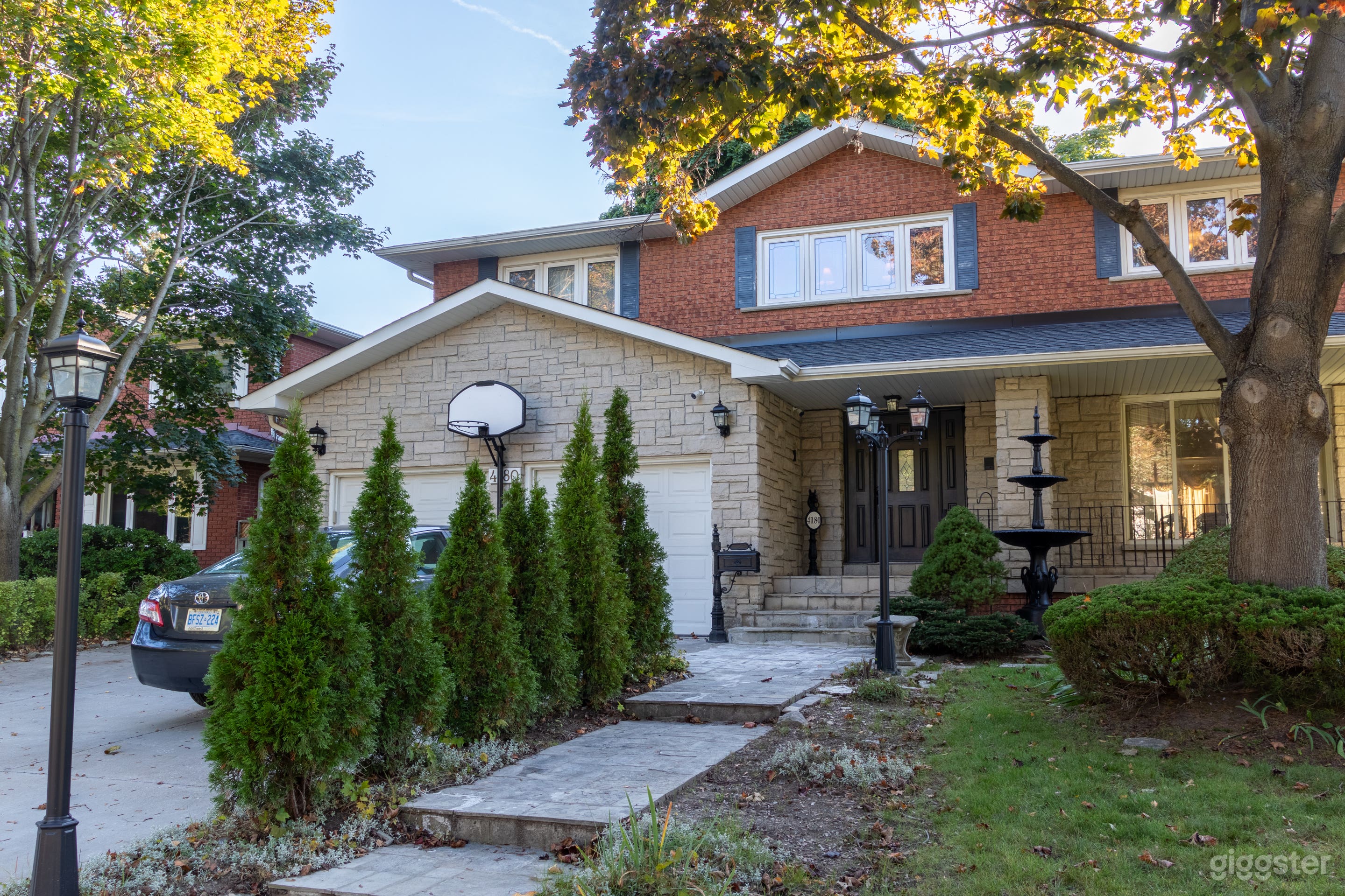 Film &amp; Production Location – Spacious Family Home with Bar Photo 1