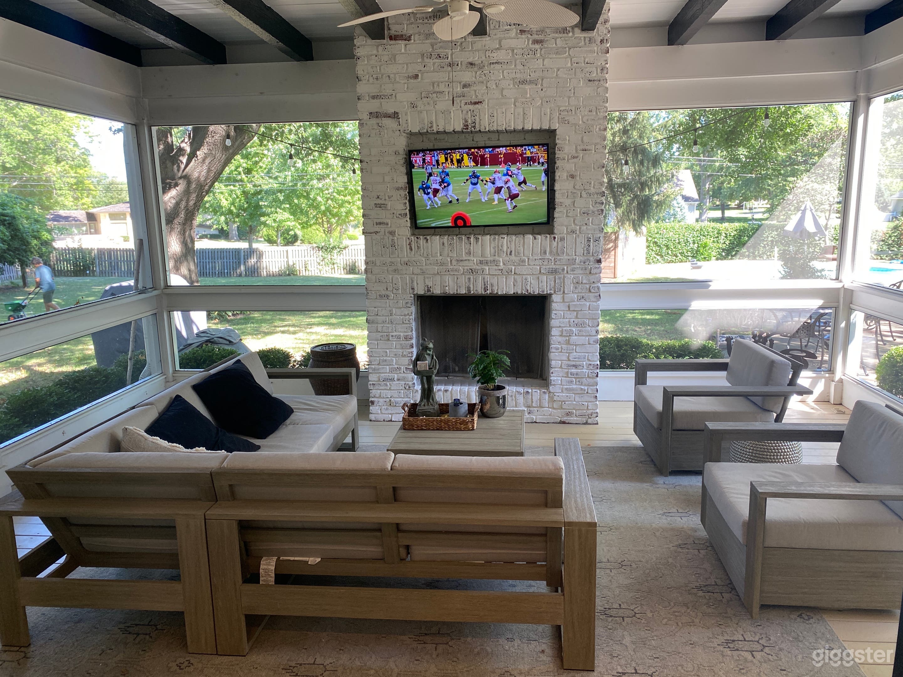 Newly remodeled modern interior home - great yard Photo 2