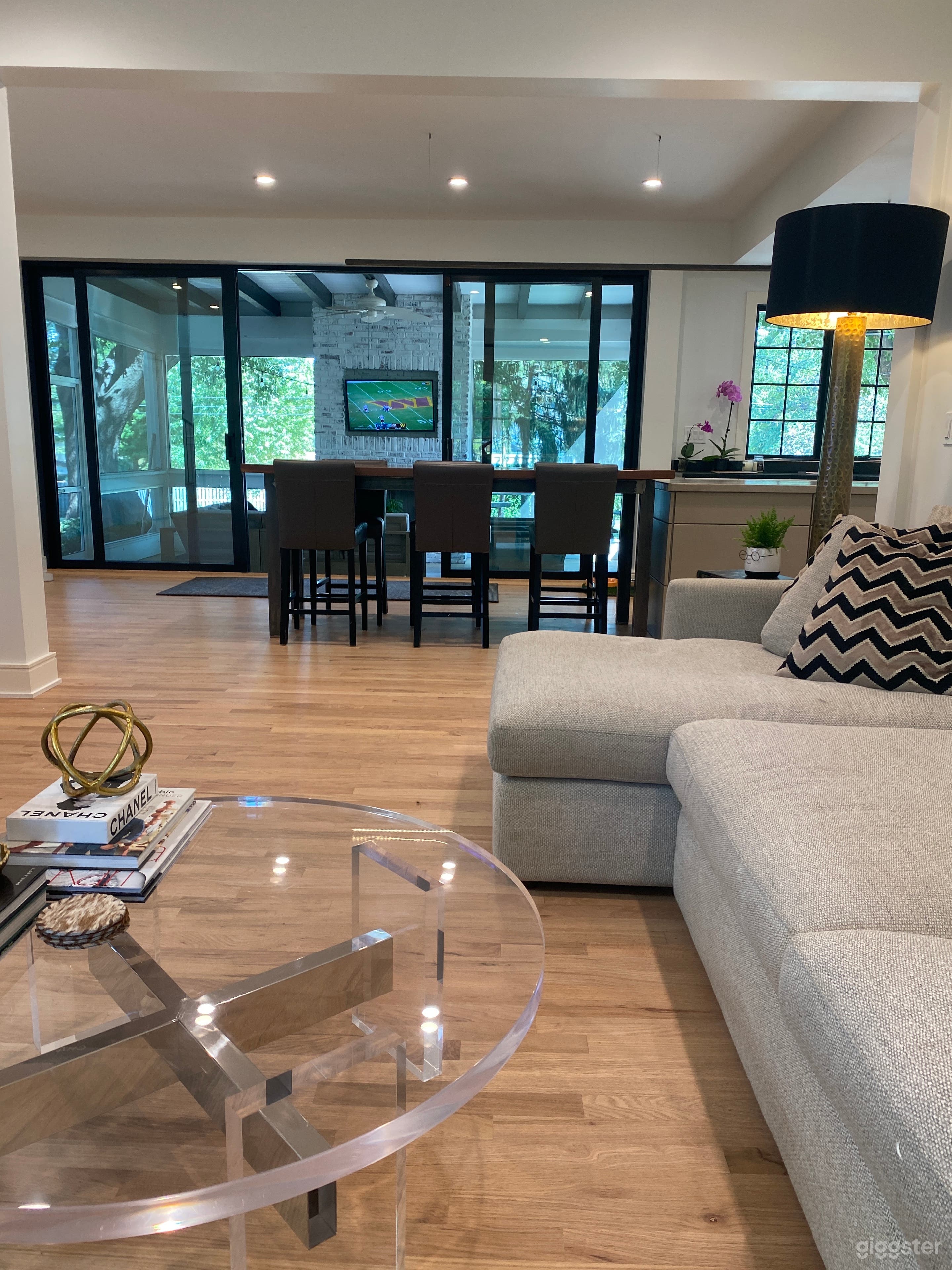 Newly remodeled modern interior home - great yard Photo 1