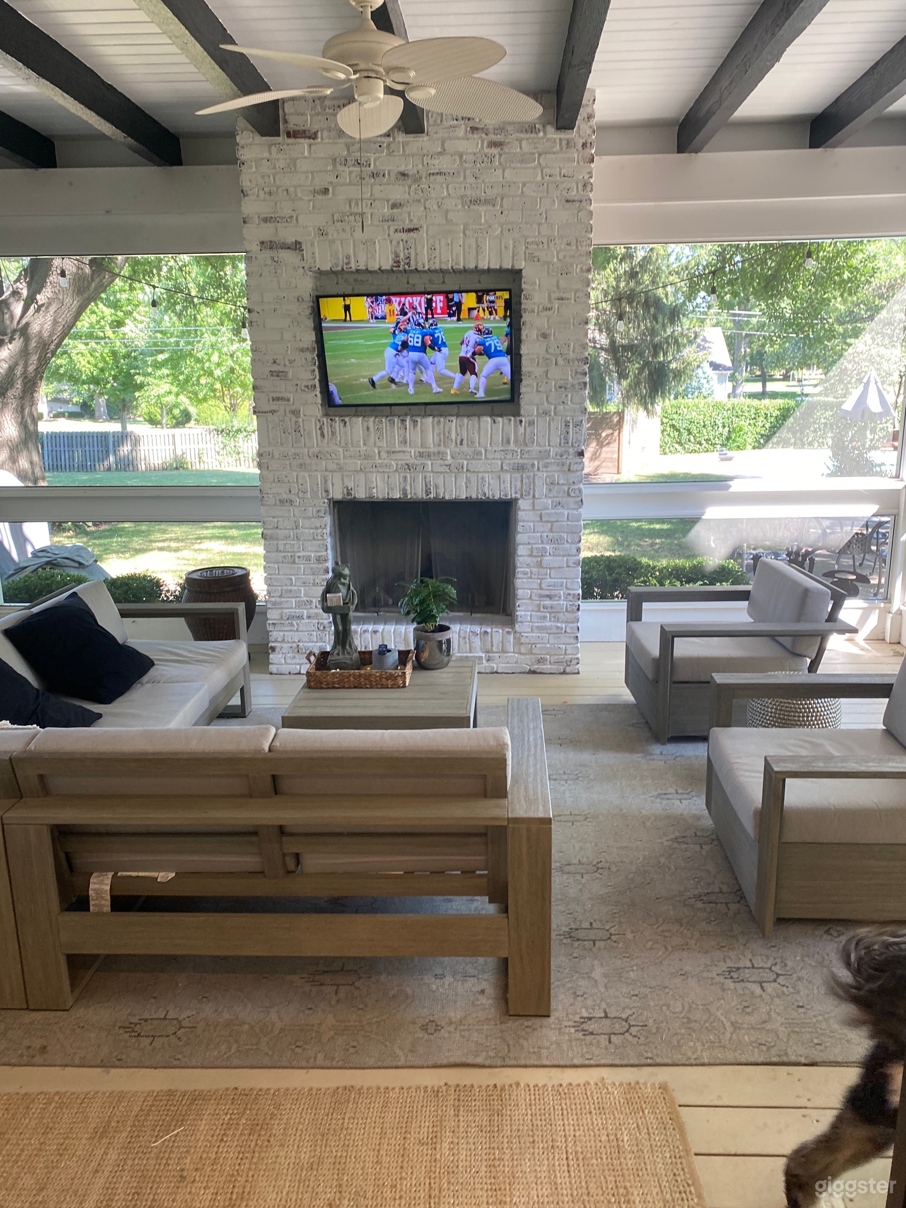 Newly remodeled modern interior home - great yard Photo 3