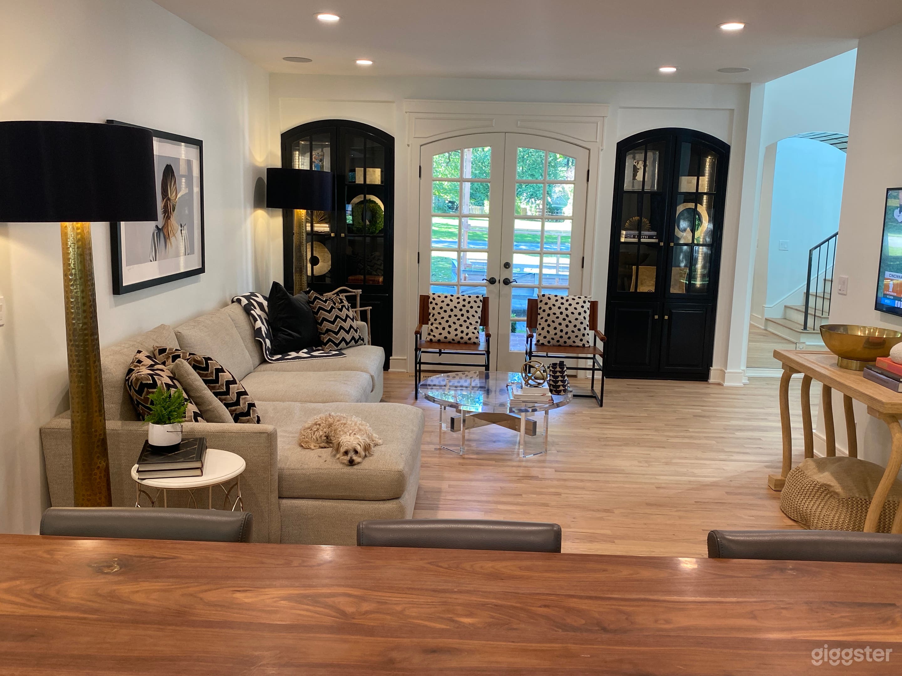 Newly remodeled modern interior home - great yard Photo 4