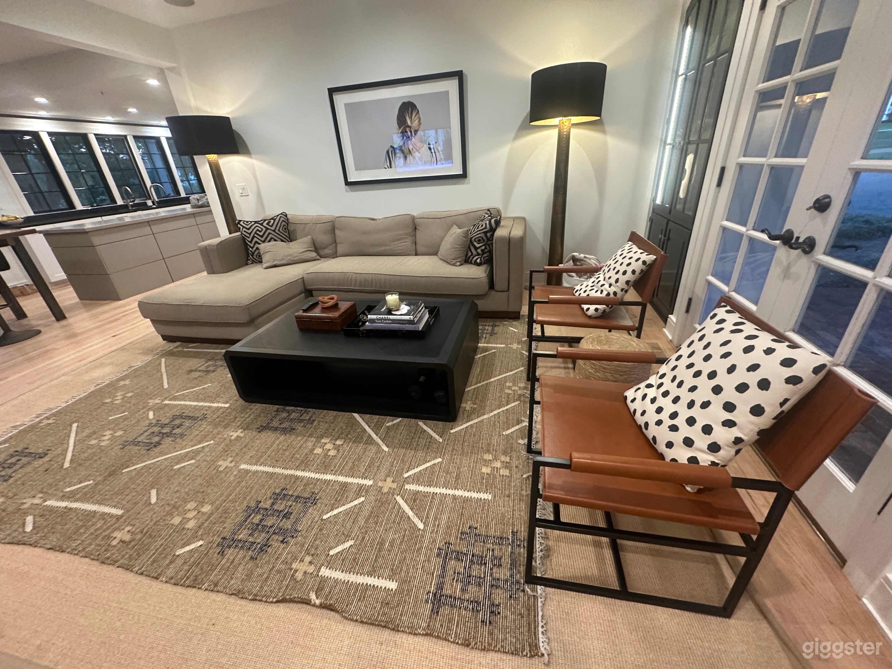 Beautiful modern interior home - great yard and location Photo 1