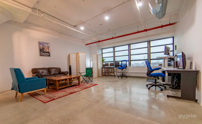  Lounge / client area with make up room 