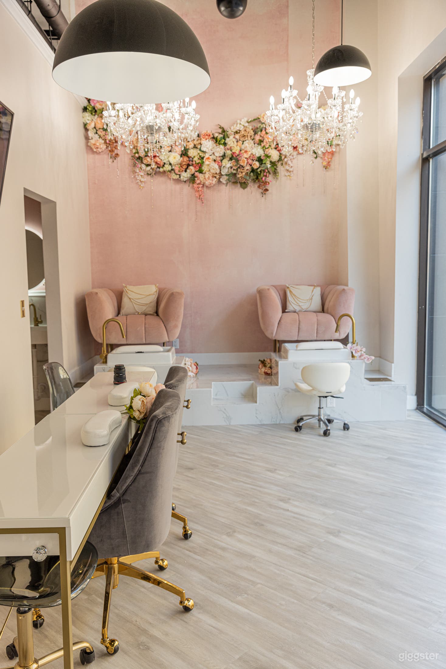 Luxury Picturesque Beauty Lounge Photo 4