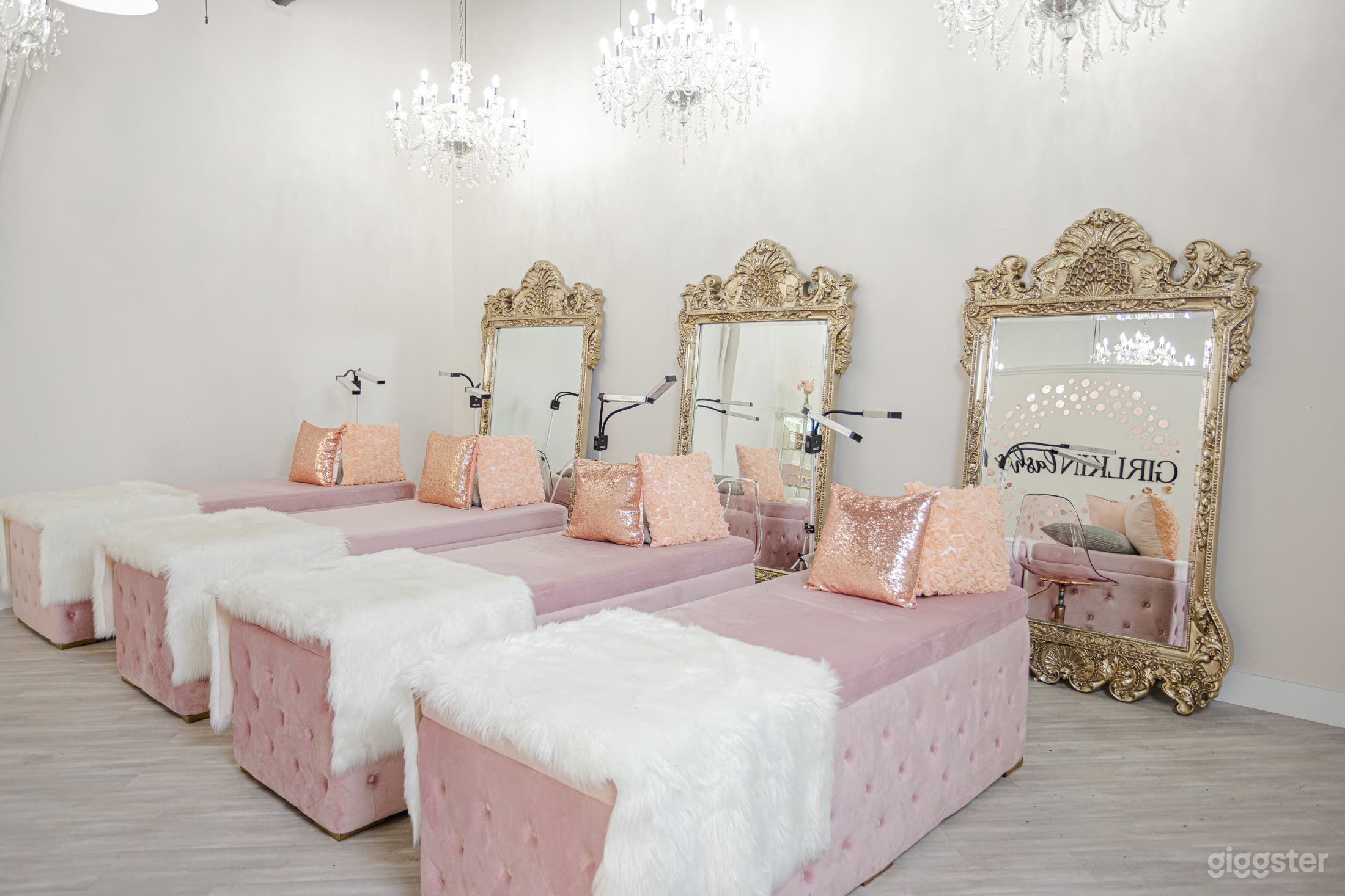 Luxury Picturesque Beauty Lounge Photo 2