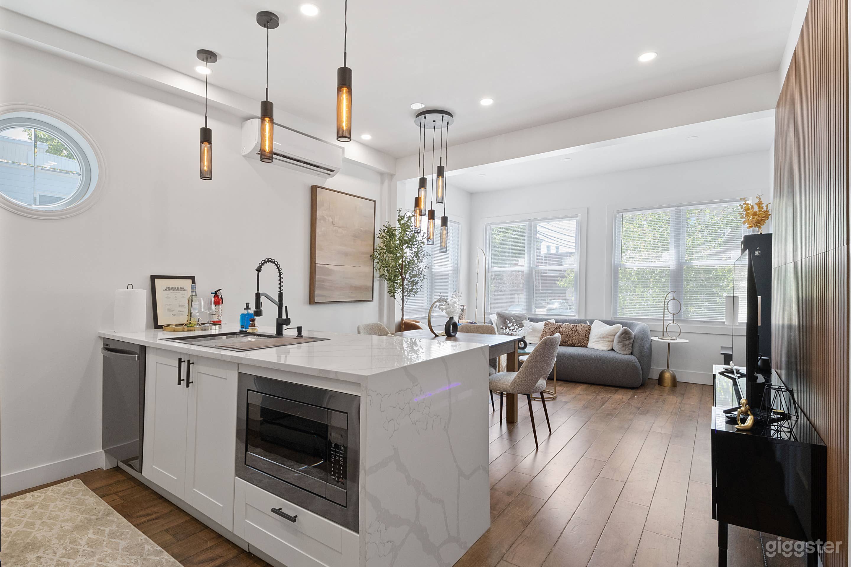 Sunny condo in the vibrant Bergen Lafayette Photo 2