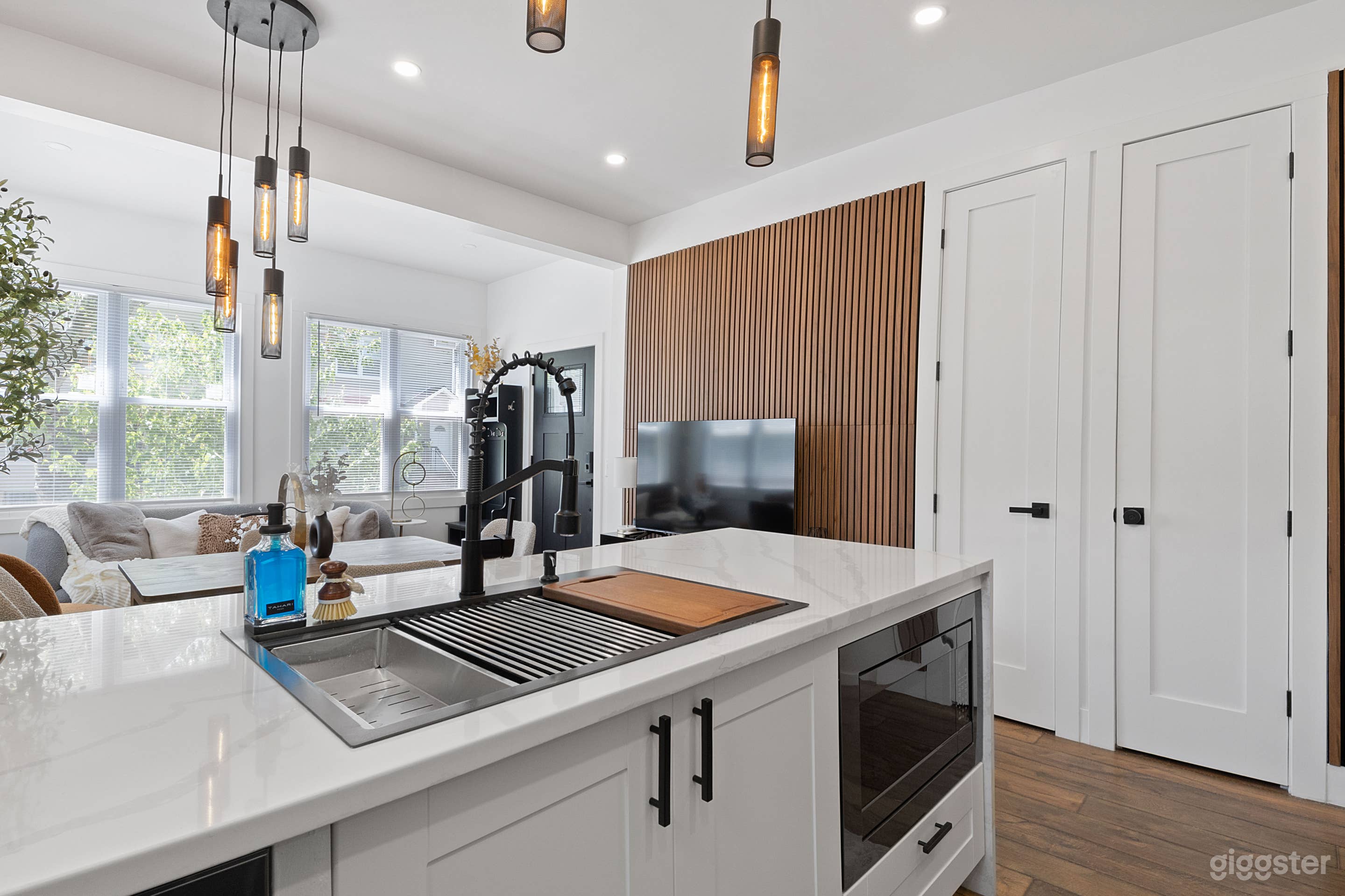 Sunny condo in the vibrant Bergen Lafayette Photo 3