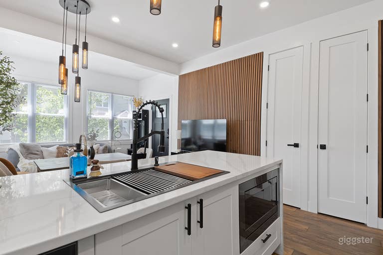  Sunny condo in the vibrant Bergen Lafayette 