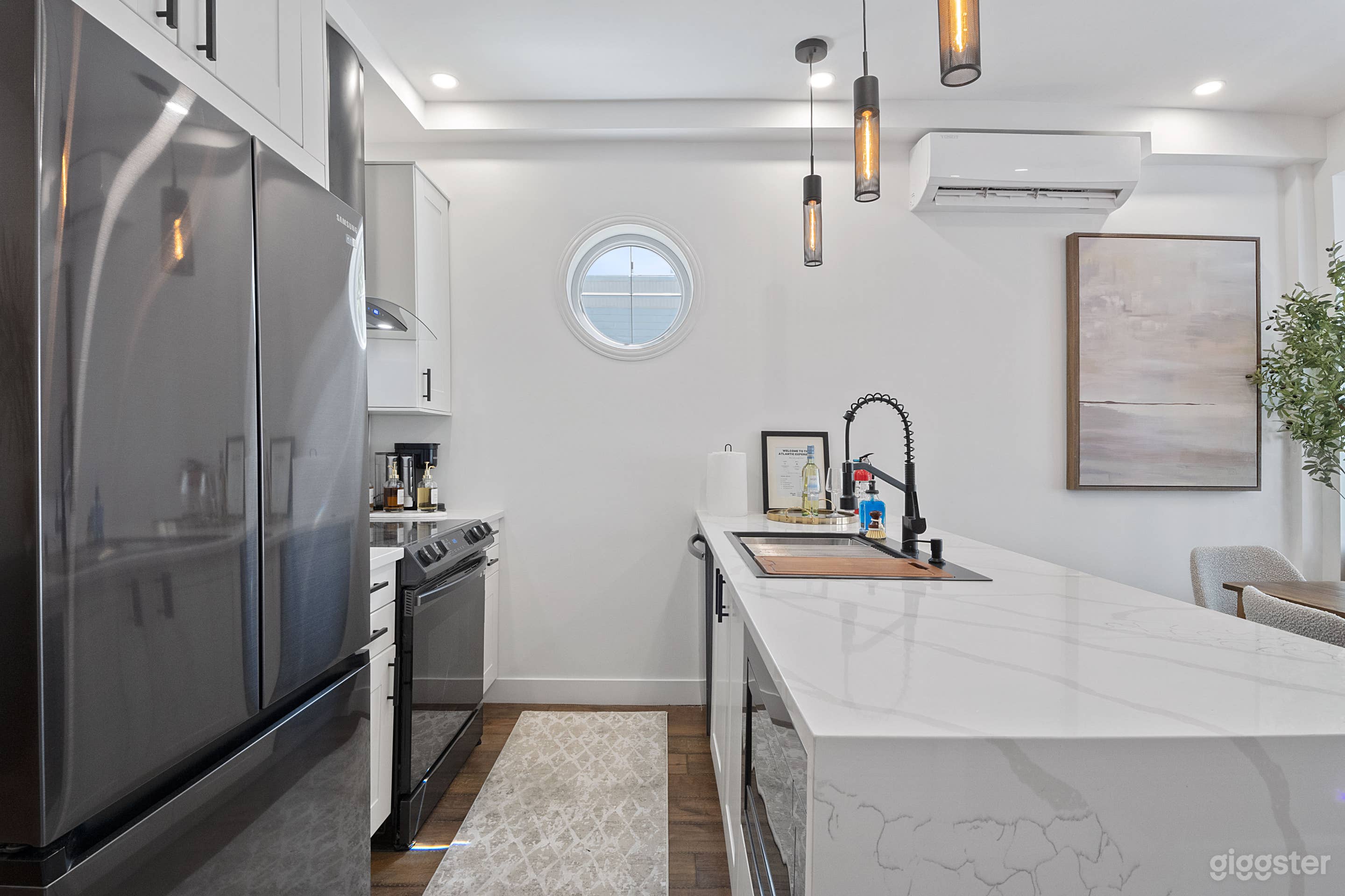 Sunny condo in the vibrant Bergen Lafayette Photo 4