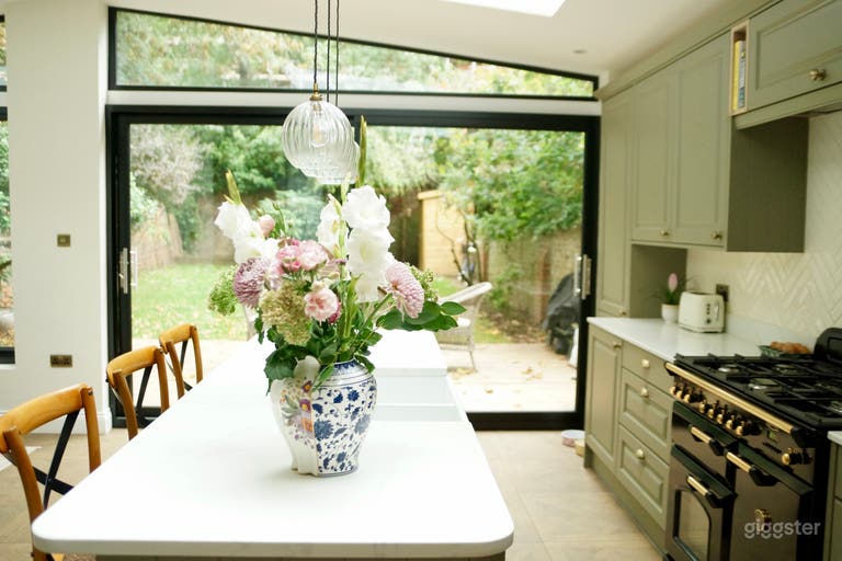  Beautiful Bright Flat in Primrose Hill 