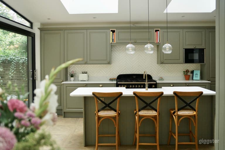  Beautiful Bright Flat in Primrose Hill 