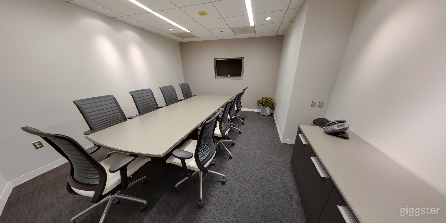 Ultramodern Conference Room for 10 People   Photo 1