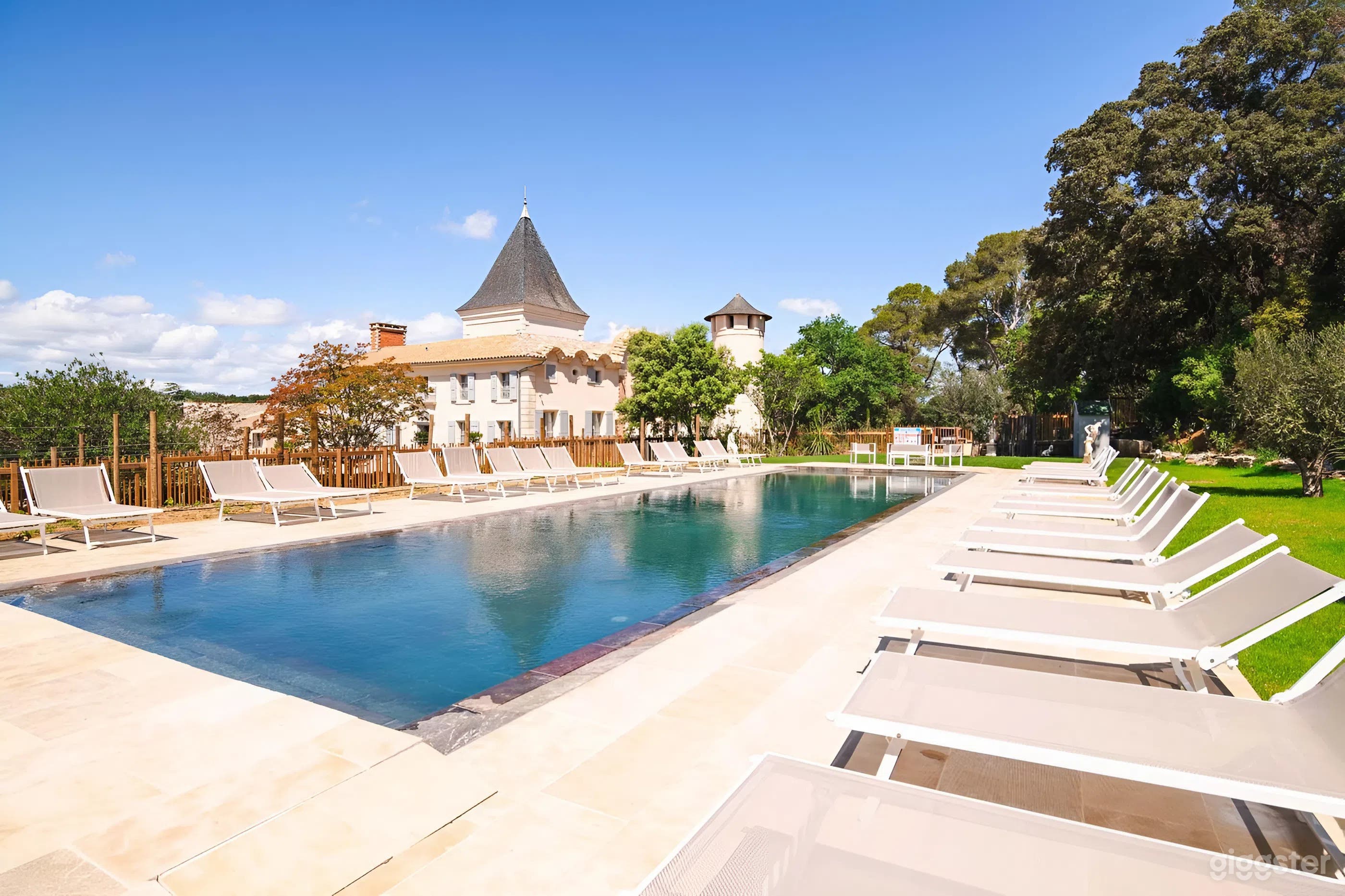 Photo de Piscine extérieure de luxe avec vues pittoresques, chaises longues & parasols 1